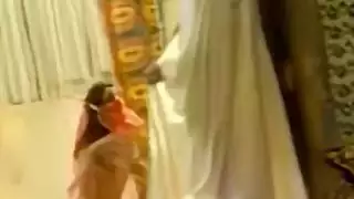 جنس قاسي إباحي: فتاة عربية تُهيمن عليها قضيب عملاق