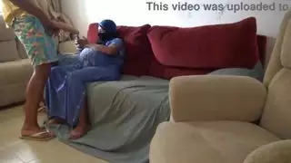 زوجة مسلمة تصدم من عرض زوجها لقضيبه الضخم