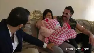 سكس اب ينيك ابنته البكر نار