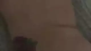 عاهرة آسيوية صغيرة تأخذ قضيباً ضخماً في كل الفتحات