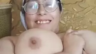 أم عامرة ذات نظارات تتوسل لزوب عميق