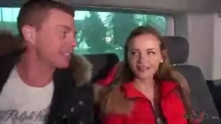 فتاة فاتها القطار تنامك بقوة في السيارة من قبل شباب هائج