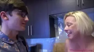 الأمهة milf تستسلم لطلب ابنها لممارسة جنس بالقذف الداخلي