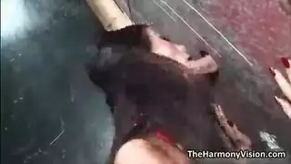 فتاة بيت دعارة تمص زباً بعمق وتفرك عليه