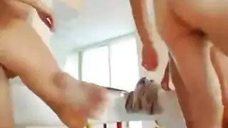 خلف الكواليس: نجمات المسلسل في علاقة جنسية جامحة