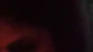 الجمال العاري النحيل يحصل على إيلاج مزدوج في حوض الاستحمام