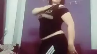 عاهرة عربية تظهر مهاراتها في تعري فاضح