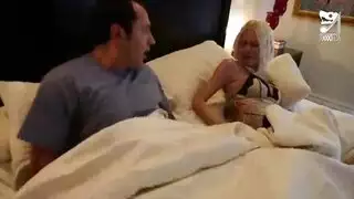 دخول خلفي عميق: ضرب مؤخرتها الضيقة وهي تتظاهر بالنوم