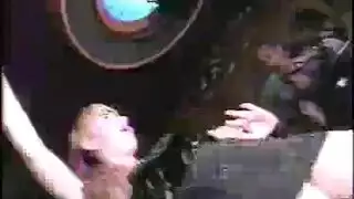 ضيف زفاف مثار يأخذه شرجياً من الراقصة التقليدية