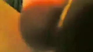 مؤخرة الزوجة الخائنة الكبيرة مكشوفة: جنس صريح في غرفة عشيقها