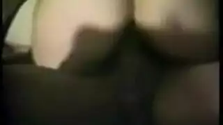 جميلة الشعر الأسود و قضيب أسود كبير يتحولان للبدائية في جلسة جنس منزلية جامحة