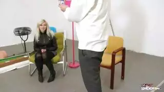 متحول جنسي يعطي مصة عميقة وفوضوية