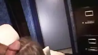 ربة منزل أمريكية تُمارس معها الجنس بقوة في غرفة نومها