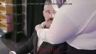 الشفاه تلتقي، الملابس تُخلع: بدء مشهد إباحي