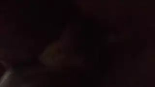 دمية جنسية سوداء نحيفة تأخذ اختراقًا عميقًا في فرجها الرطب المجعد