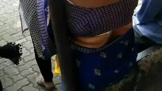 فتاة ممتلئة تجد لعبة صالة رياضية وتضاجع نفسها بقوة في المسبح