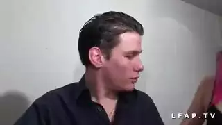 حفلة جنس غير متوقفة: حارسات البوسنة والهرسك يأخذن كل شيء