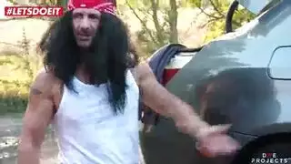 ميكانيكي بورنو ينيج فرج الزبونة وهو يصلح سيارتها