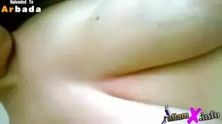 بنت بتلعب فى كسها بشكل مغري للغاية عربي