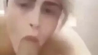 رجل مثير يظهر مهارات فم خبيرة على زب كبير