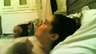 مضايقتها حتى الخضوع: ساقان مفتوحتان وجاهزة للعمل