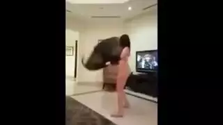 فتاة مثيرة ترقص في ملابس داخلية قبل أن تُمارس معها الجنس بقوة