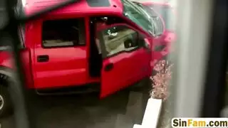 فتاة عربية فاتنة الجسم تطالب قوادها بترتيب جماع جماعي