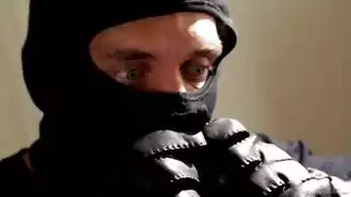 شقراء ذات ثدي مستدير تأخذ قضيب السارق بعمق