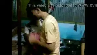 حفلة جنسية ثنائية الميول: أزواج جامعيون ومتعريات يمارسون جنساً قاسياً