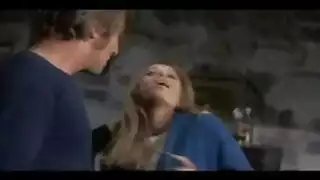 جيسي جورج تتظاهر أمام الكاميرا في فيلم بورن صريح