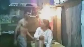 نكاح جماعي تحت السلم: البواب وأصدقاؤه يستغلون فتحات المطلقة