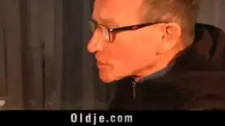 الأب الديوث يهدي ابنته لجنس جماعي