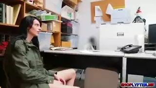 كريمباي المكتب: يملأ كسها بعد تعرية ساخنة