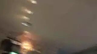 لقاء من الشارع يؤدي إلى جنس خشن في المرحاض