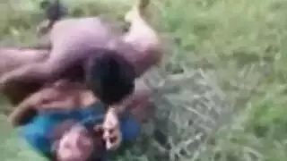 كاميرا خفية في المزرعة: فلاح مصري ينيك قريبته في الحقل