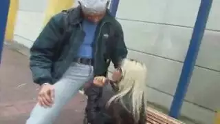 جلسة نيك علنية: بنت تركب زب في موقف الباص