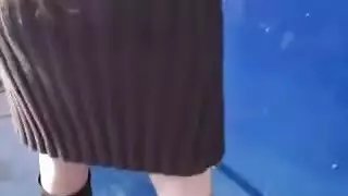 عاهرة الشارع تتعرض لنيك مزدوج في العلن