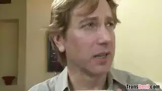 جليسة أطفال عابرة جنسياً تحصل على نيك شرجي قوي وحقن داخلي