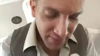 أستاذ يمارس الجنس مع فتاتين شقراوتين في علاقة ثلاثية جامحة بالحافلة المدرسية