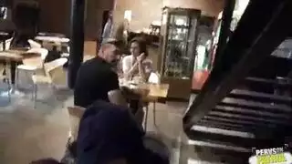 جماع فرنسي جماعي في المطعم: جنس علني على الطاولة