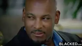 قضيب أسود كبير يدخل الفم بعنف ثم جلسة ضرب للمهبل