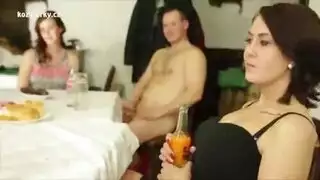 حفل الخيانة: العريس يصور زوجته تأخذ قضيب صديقه