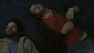 ينك امه وهي نايمه ويقول لامه انا خايف من الرعد شي شلل
