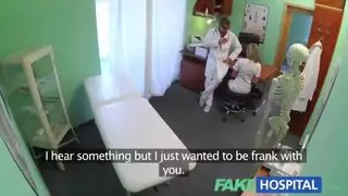 فتاة عاهرة تبحث عن قضيب كبير لتستقر معه