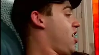 عاهرة تثير ابنه كي ينسكها