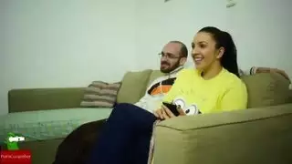 امرأة مغرية ومكتنزة تمارس الجنس مع صديقها النحيل بقوة وعمق