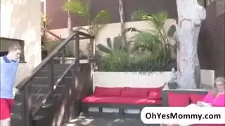 ثلاثية بفارق عمر: كلبتان مثارتان تمارسان الجنس معاً