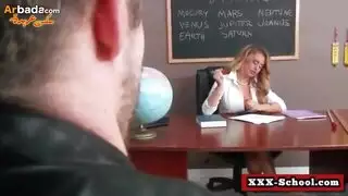 مدرسة مثيرة ذات ثديين ضخمين تمتلئ بالسائل المنوي
