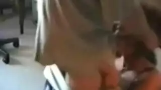 شقراء ذات أثداء طبيعية كبيرة تمص قضيب غريب في الخارج