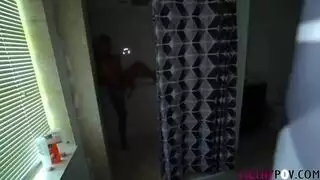 فتاة تمارس الجنس بقضيب اصطناعي جلدي